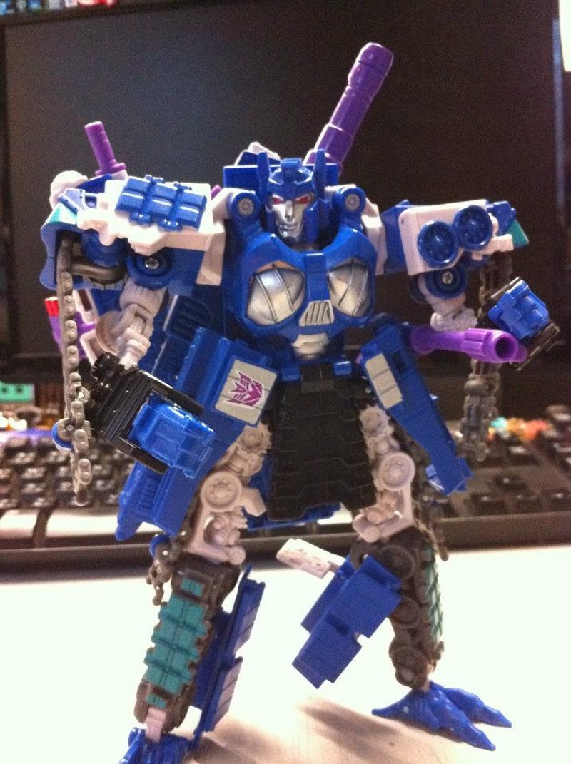 More Looks at Botcon 2012 Invasion Set Exclusive Gigatron in Robot